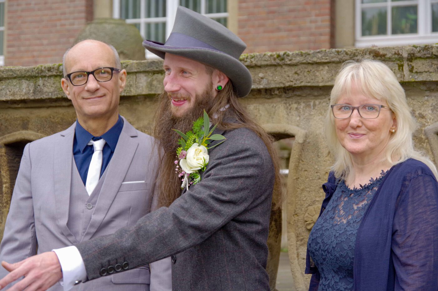 Bild 04 - Aussentreppe, Dirk, Patrik, Sabine, Standesamt - [K70_0034]