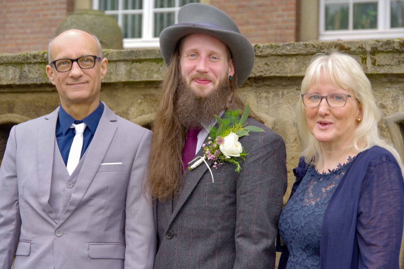 Bild 05 - Aussentreppe, Dirk, Patrik, Sabine, Standesamt - [K70_0035]