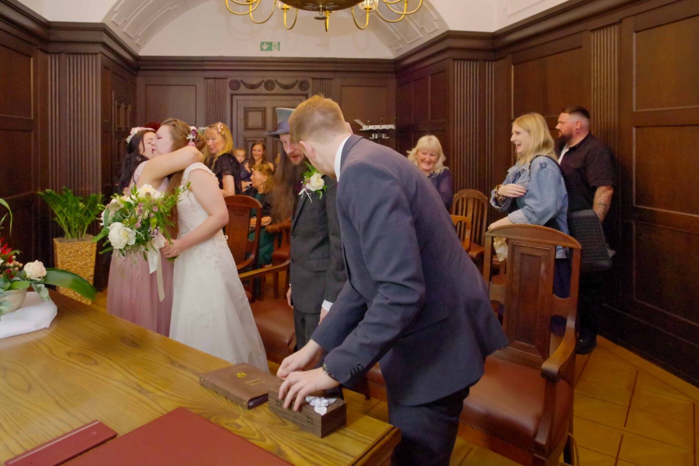 Bild 133 - Jasmin, Sabine, Standesamt, Trausaal, Ute - [K70_0246]