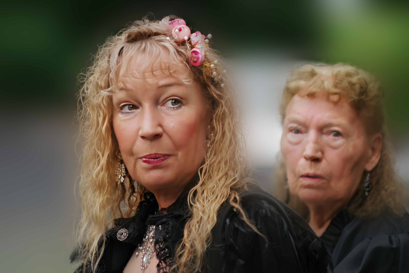 Bild 17 - Aussentreppe, Edith, Standesamt, Ute [K_3_0060]