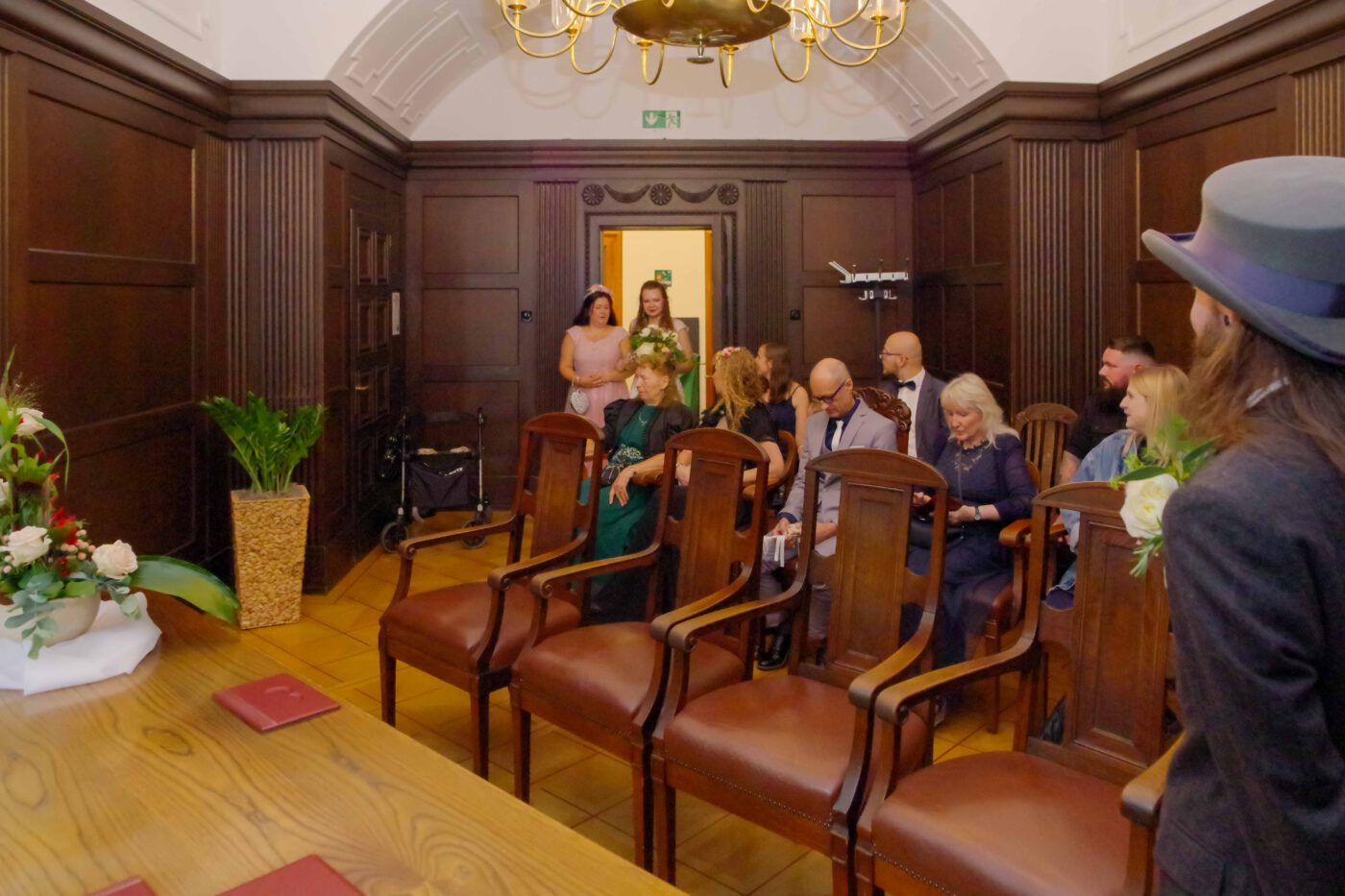 Bild 26 - Edith, Janine, Sabine, Standesamt, Trausaal - [K70_0142]