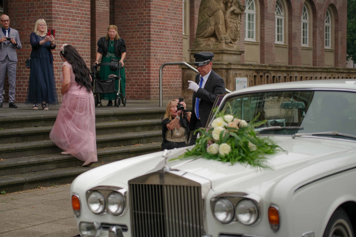 Bild 31 - Aussentreppe, Dirk, Edith, Hochzeitskutsche, Lesley, Sabine, Standesamt, Ute [K_3_0082]