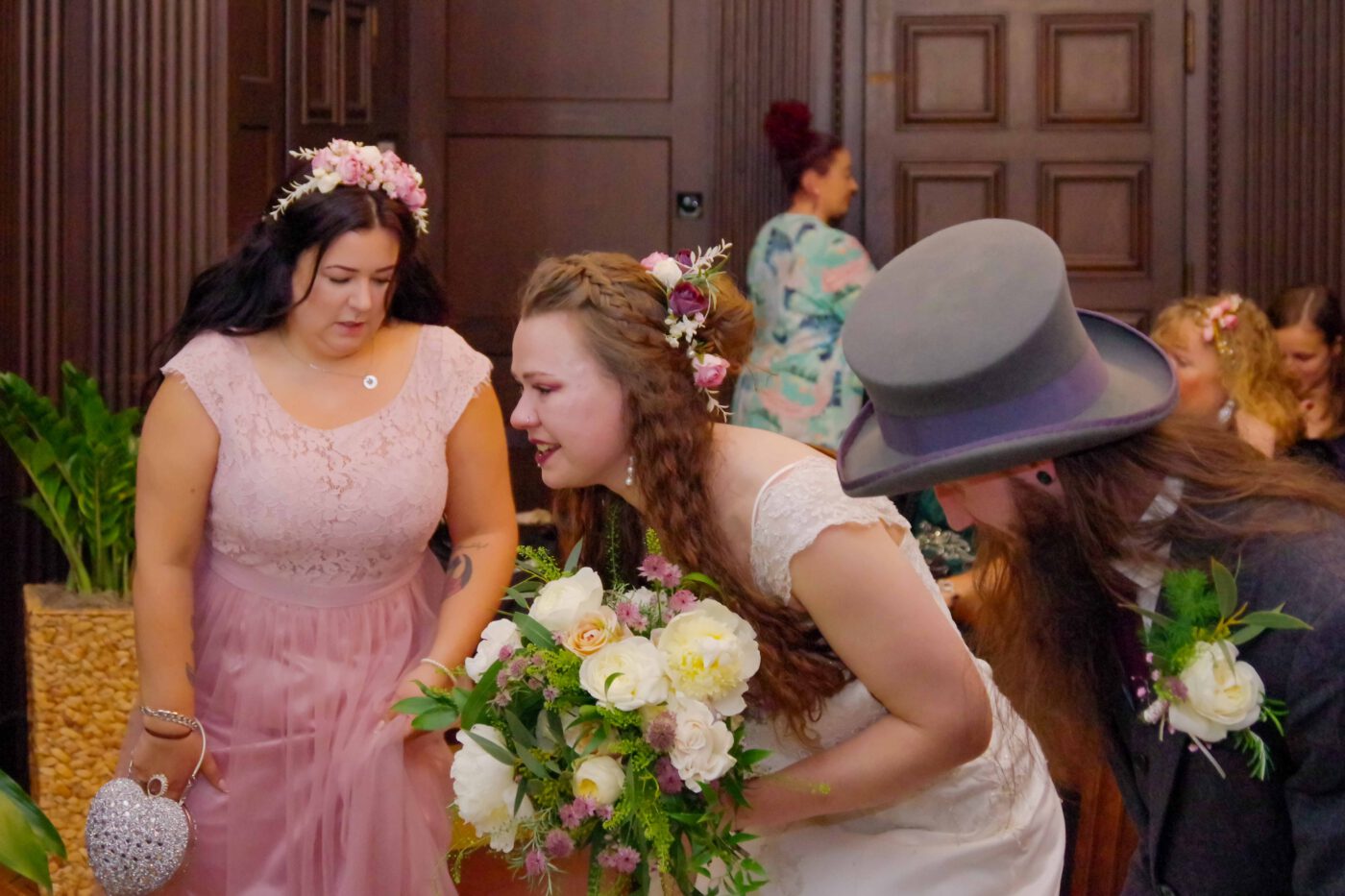 Bild 31 - Janine, Lesley, Standesamt, Trausaal - [K70_0147]