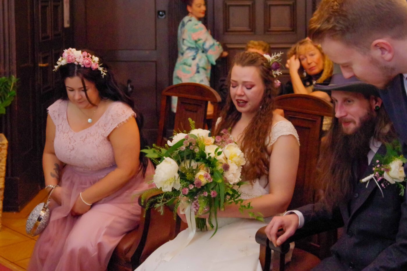 Bild 32 - Janine, Lesley, Patrik, Standesamt, Trausaal, Ute - [K70_0148]
