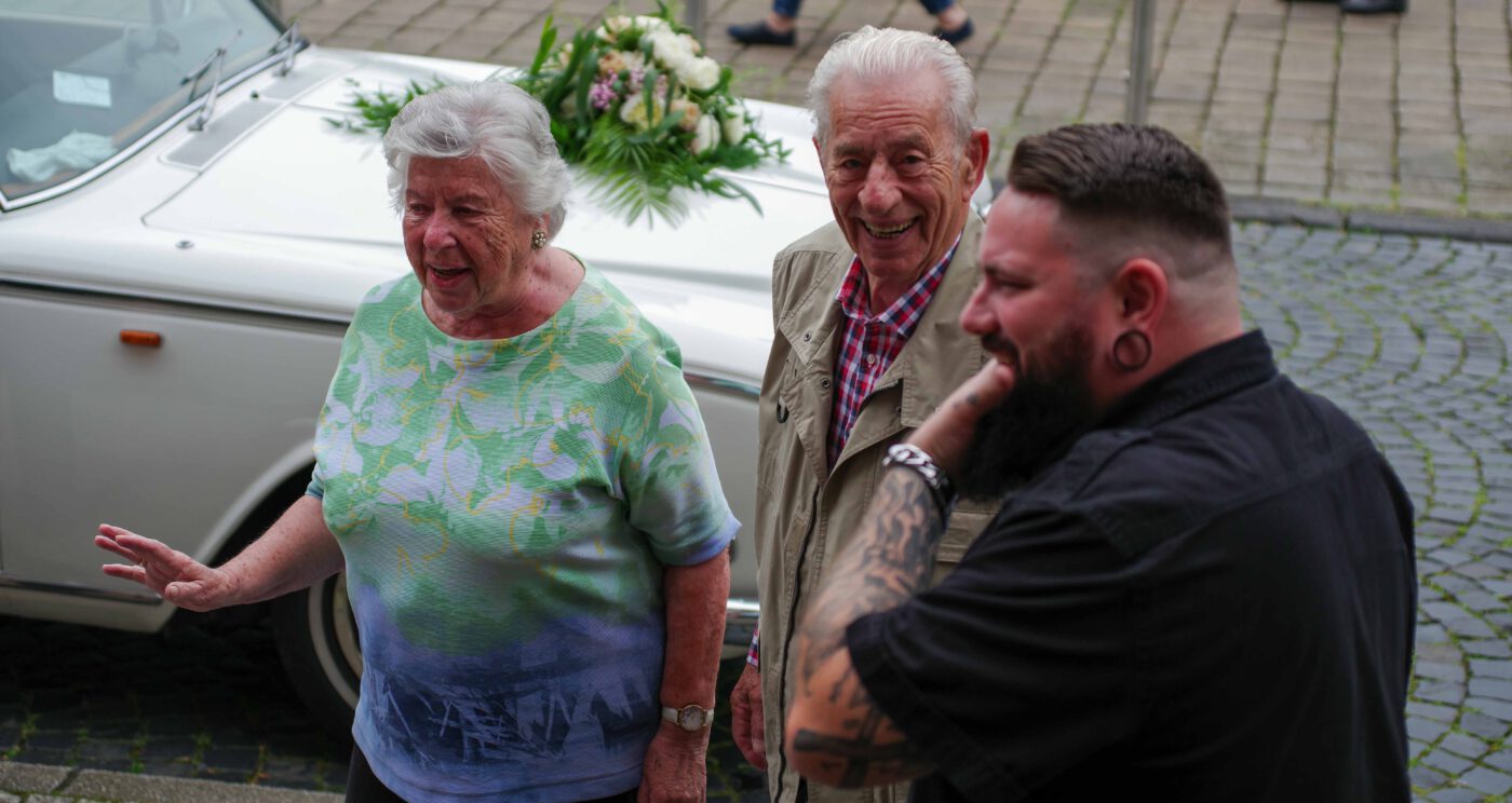 Bild 76 - Aussentreppe, Hochzeitskutsche, Mario, Standesamt [K_3_0172]