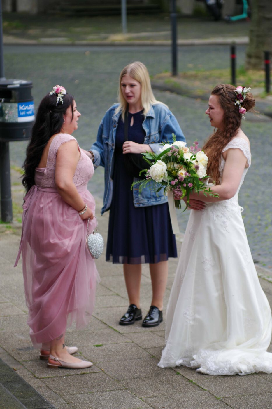Bild 77 - Aussentreppe. Janine, Lesley, Standesamt [K_3_0185]