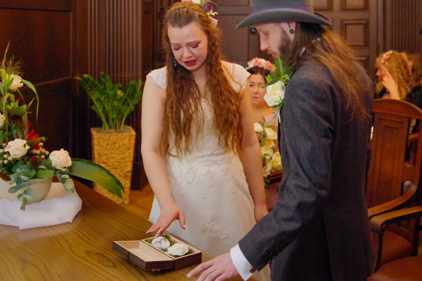 Bild 82 - Janine, Lesley, Standesamt, Trausaal - [K70_0164]