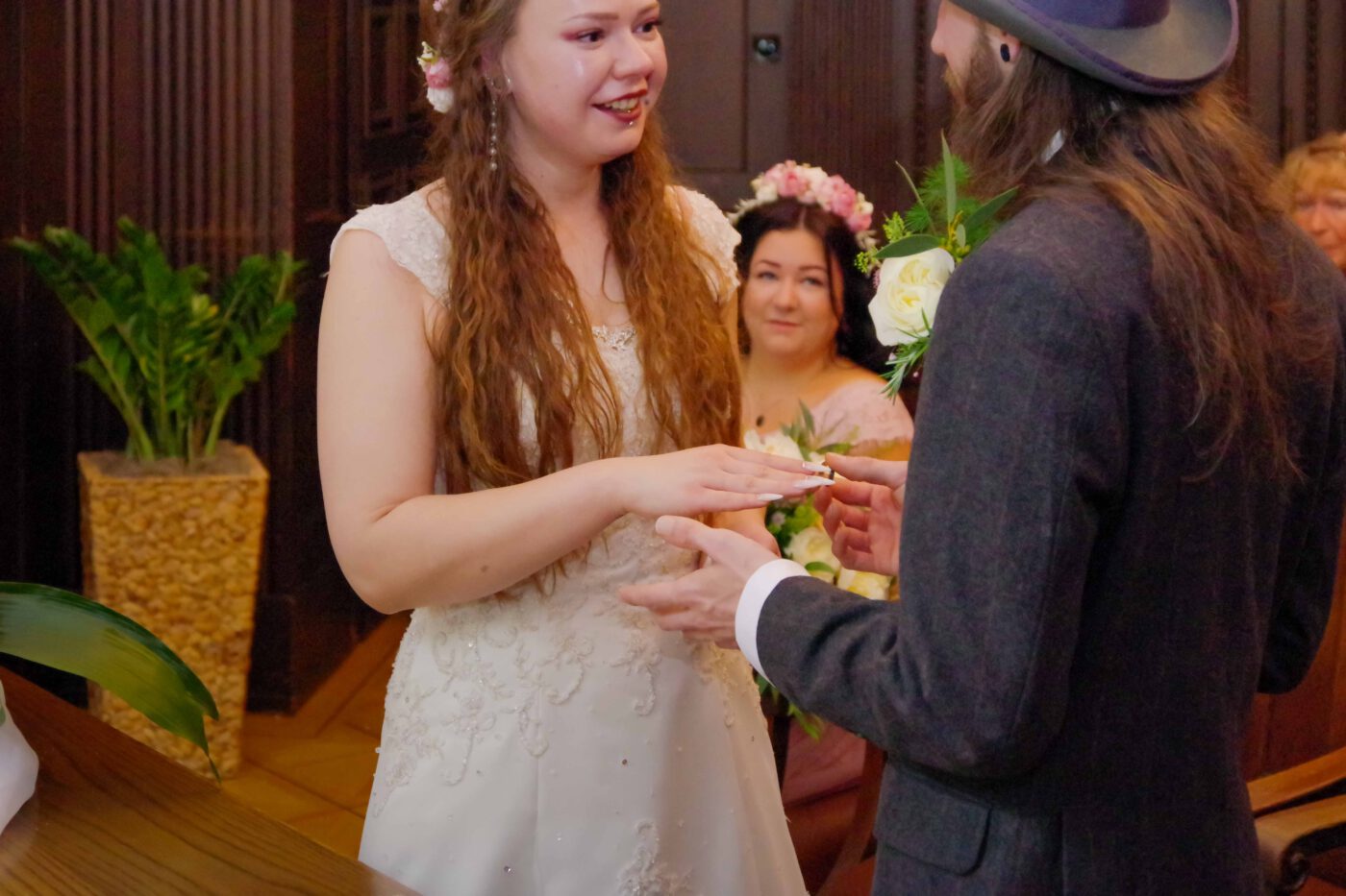 Bild 90 - Janine, Lesley, Standesamt, Trausaal - [K70_0169]